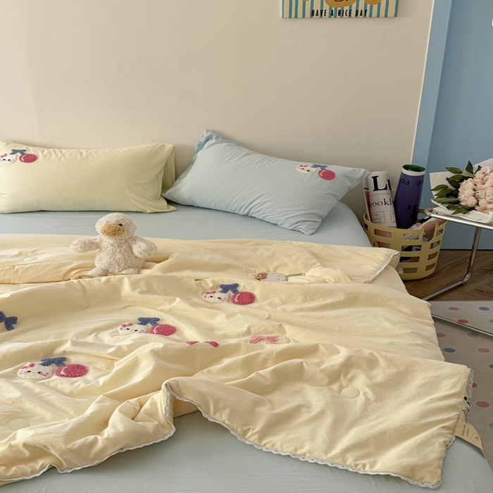 91家纺网 家纺一手货源 找家纺 Sweet dreams甜梦 2025新款亲肤水洗棉毛巾刺绣夏被空调被夏凉被四件套 黄蓝小猫