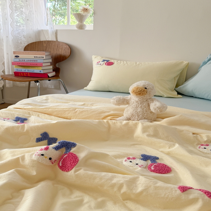 91家纺网 家纺一手货源 找家纺 Sweet dreams甜梦 2025新款亲肤水洗棉毛巾刺绣夏被空调被夏凉被四件套 黄蓝小猫