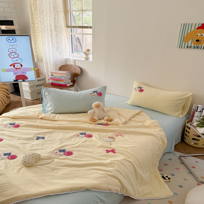 91家纺网 家纺一手货源 找家纺 Sweet dreams甜梦 2025新款亲肤水洗棉毛巾刺绣夏被空调被夏凉被四件套 黄蓝小猫
