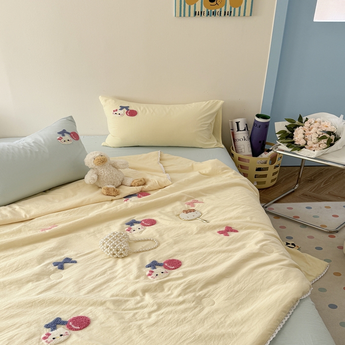 91家纺网 家纺一手货源 找家纺 Sweet dreams甜梦 2025新款亲肤水洗棉毛巾刺绣夏被空调被夏凉被四件套 黄蓝小猫