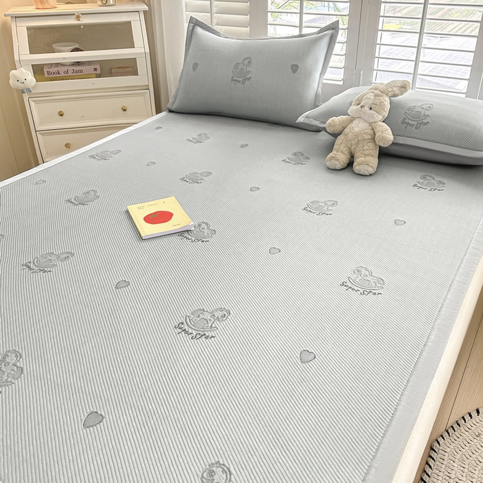 91家纺网 家纺一手货源 找家纺 畅畅家纺 2025新款A类PE提花软席凉感冰豆豆凉席三件套 旋转木马-灰