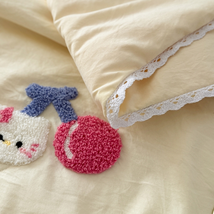 91家纺网 家纺一手货源 找家纺 Sweet dreams甜梦 2025新款亲肤水洗棉毛巾刺绣夏被空调被夏凉被四件套 黄蓝小猫