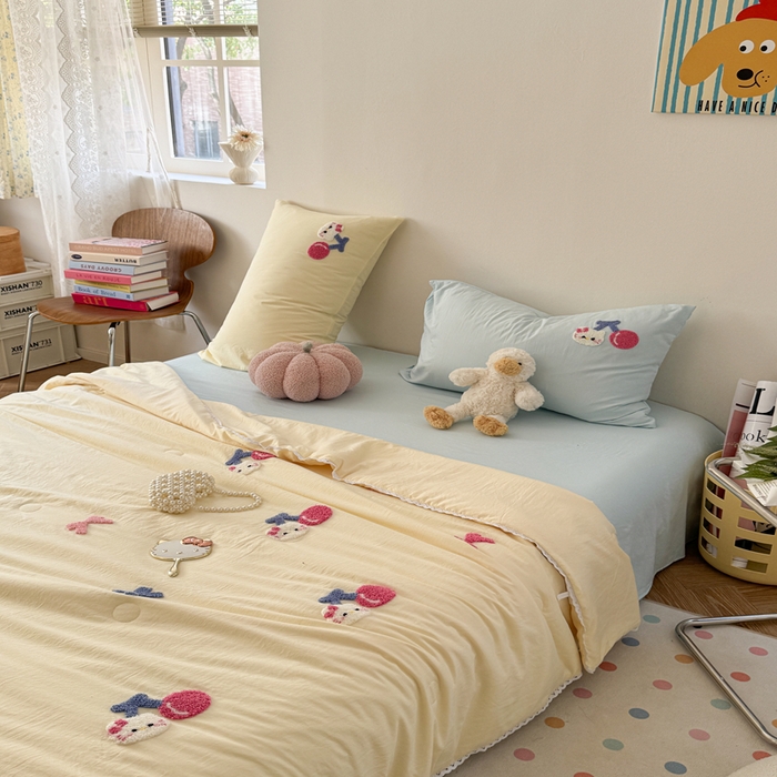 91家纺网 家纺一手货源 找家纺 Sweet dreams甜梦 2025新款亲肤水洗棉毛巾刺绣夏被空调被夏凉被四件套 黄蓝小猫