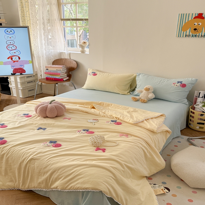 91家纺网 家纺一手货源 找家纺 Sweet dreams甜梦 2025新款亲肤水洗棉毛巾刺绣夏被空调被夏凉被四件套 黄蓝小猫