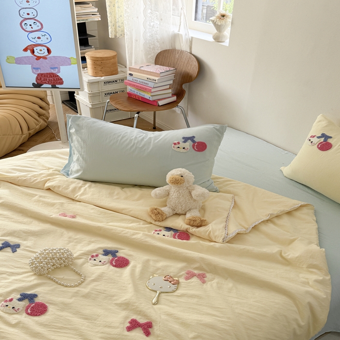 91家纺网 家纺一手货源 找家纺 Sweet dreams甜梦 2025新款亲肤水洗棉毛巾刺绣夏被空调被夏凉被四件套 黄蓝小猫