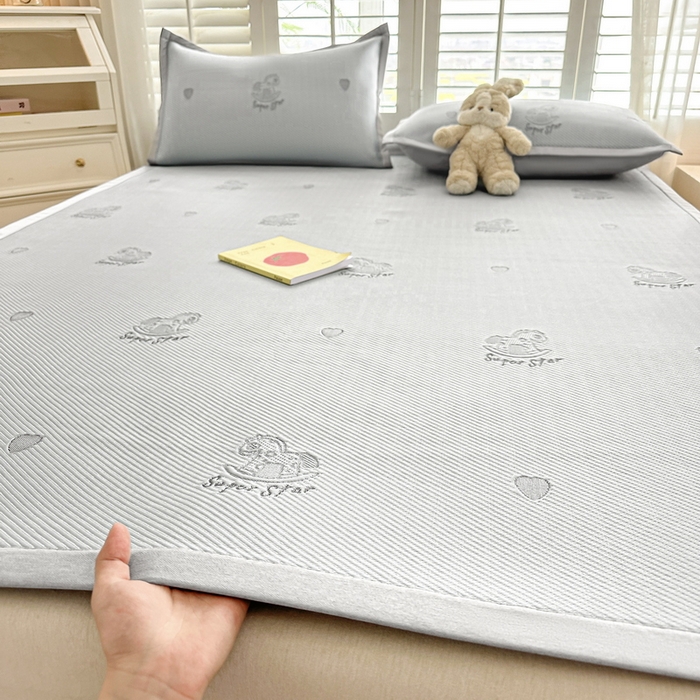 91家纺网 家纺一手货源 找家纺 畅畅家纺 2025新款A类PE提花软席凉感冰豆豆凉席三件套 旋转木马-灰