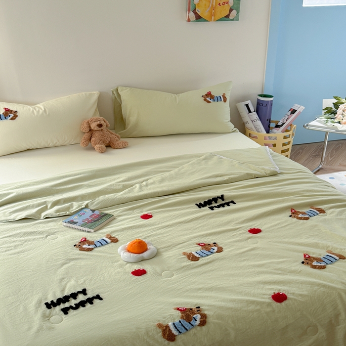 91家纺网 家纺一手货源 找家纺 Sweet dreams甜梦 2025新款亲肤水洗棉毛巾刺绣夏被空调被夏凉被四件套 黄绿小狗