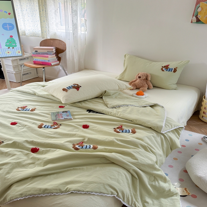 91家纺网 家纺一手货源 找家纺 Sweet dreams甜梦 2025新款亲肤水洗棉毛巾刺绣夏被空调被夏凉被四件套 黄绿小狗