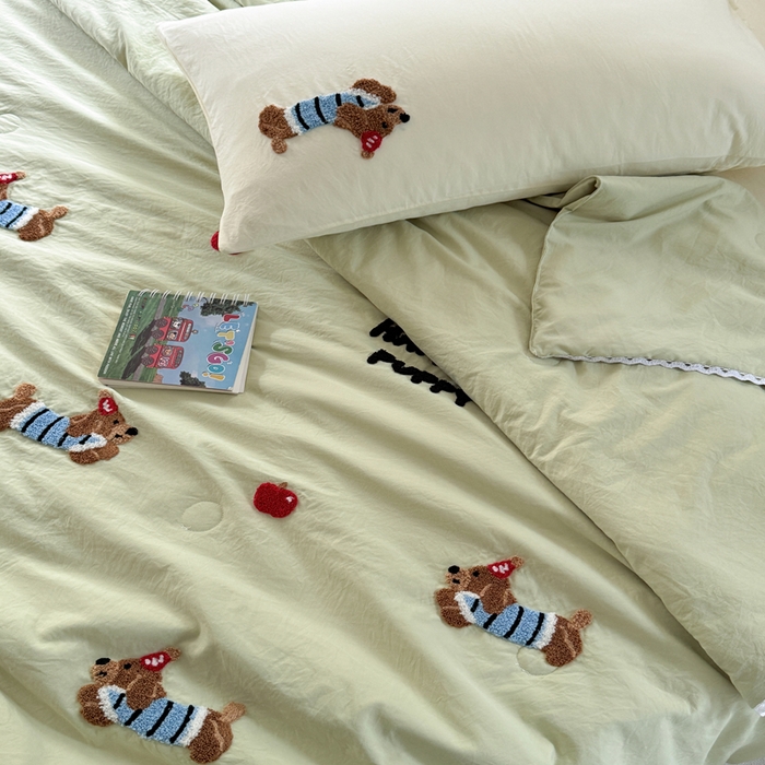 91家纺网 家纺一手货源 找家纺 Sweet dreams甜梦 2025新款亲肤水洗棉毛巾刺绣夏被空调被夏凉被四件套 黄绿小狗