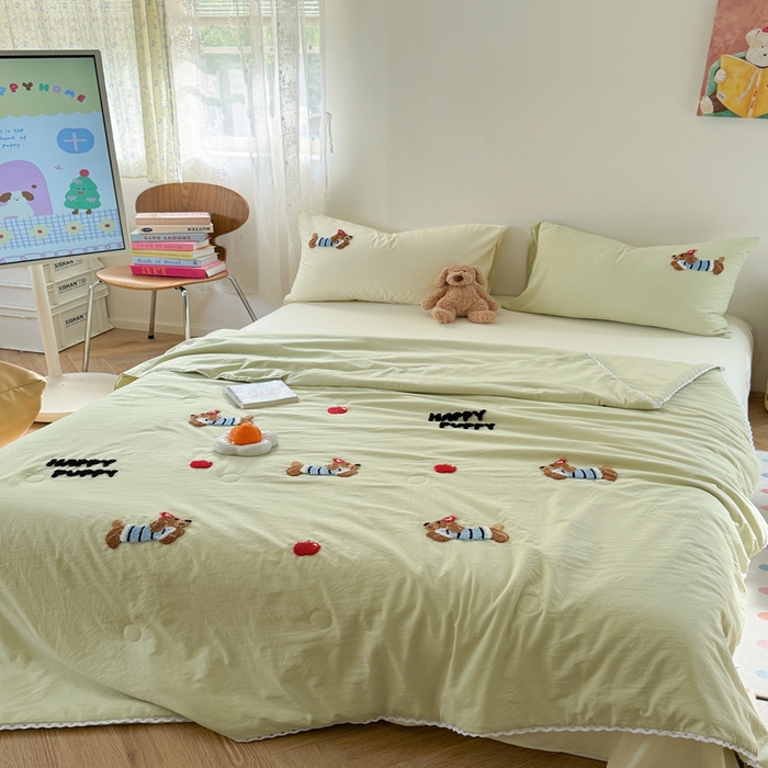 91家纺网 家纺一手货源 找家纺 Sweet dreams甜梦 2025新款亲肤水洗棉毛巾刺绣夏被空调被夏凉被四件套 黄绿小狗