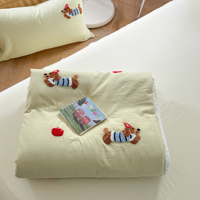 91家纺网 家纺一手货源 找家纺 Sweet dreams甜梦 2025新款亲肤水洗棉毛巾刺绣夏被空调被夏凉被四件套 黄绿小狗