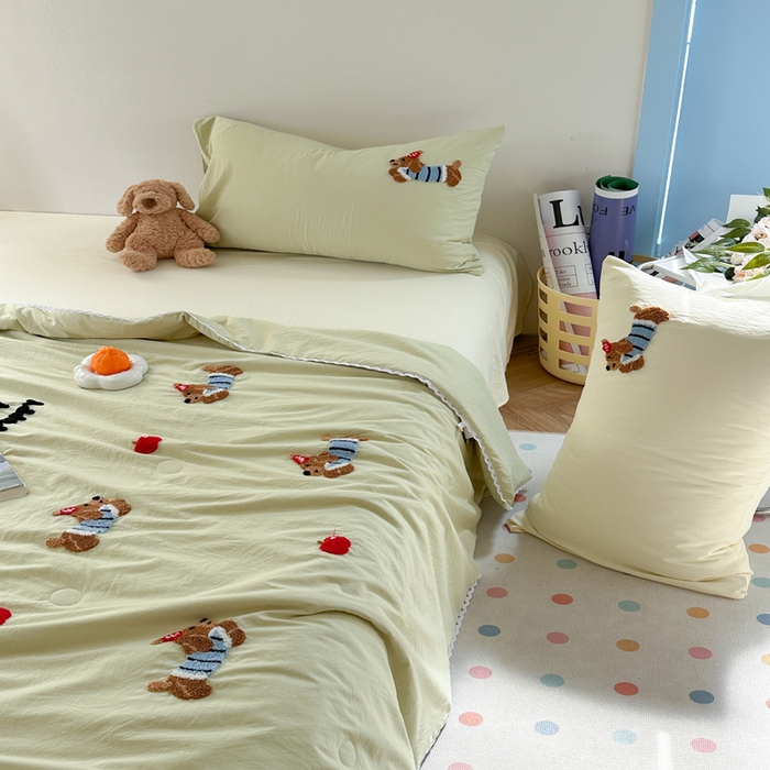 91家纺网 家纺一手货源 找家纺 Sweet dreams甜梦 2025新款亲肤水洗棉毛巾刺绣夏被空调被夏凉被四件套 黄绿小狗