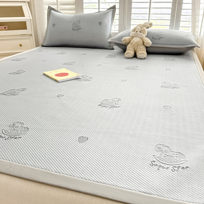 91家纺网 家纺一手货源 找家纺 畅畅家纺 2025新款A类PE提花软席凉感冰豆豆凉席三件套 旋转木马-灰