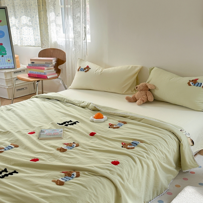 91家纺网 家纺一手货源 找家纺 Sweet dreams甜梦 2025新款亲肤水洗棉毛巾刺绣夏被空调被夏凉被四件套 黄绿小狗