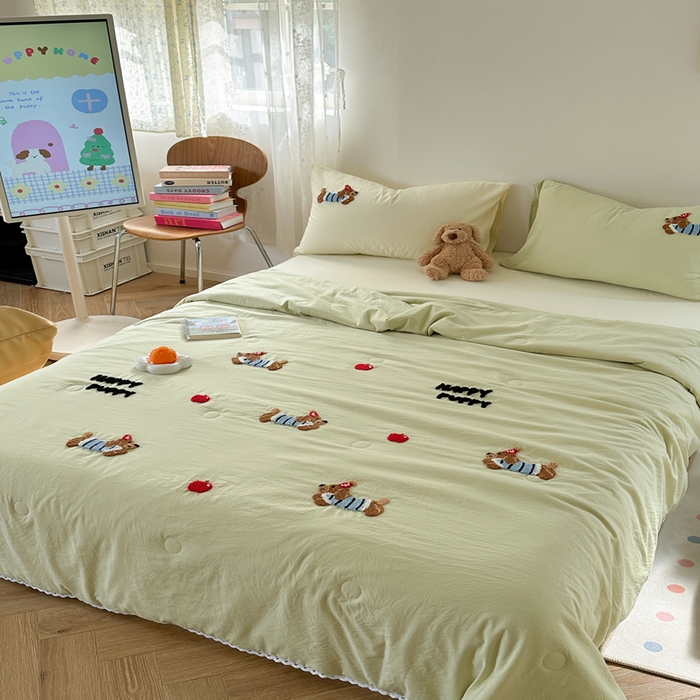 91家纺网 家纺一手货源 找家纺 Sweet dreams甜梦 2025新款亲肤水洗棉毛巾刺绣夏被空调被夏凉被四件套 黄绿小狗