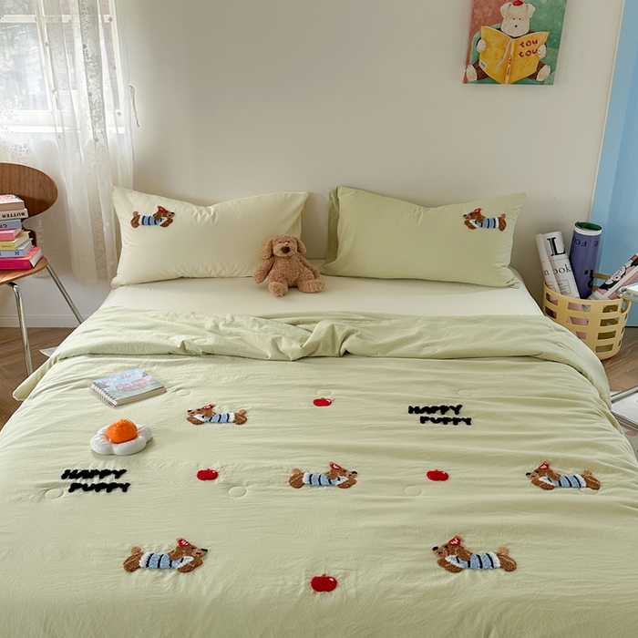 91家纺网 家纺一手货源 找家纺 Sweet dreams甜梦 2025新款亲肤水洗棉毛巾刺绣夏被空调被夏凉被四件套 黄绿小狗