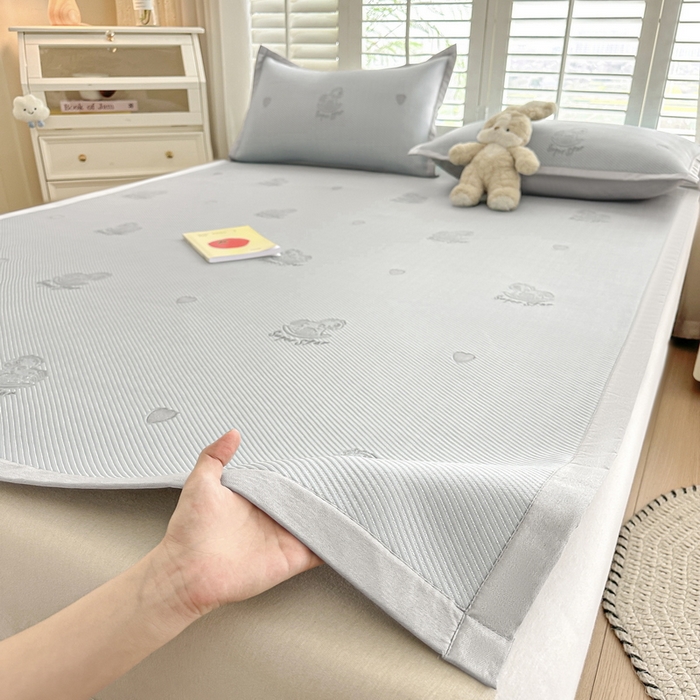 91家纺网 家纺一手货源 找家纺 畅畅家纺 2025新款A类PE提花软席凉感冰豆豆凉席三件套 旋转木马-灰