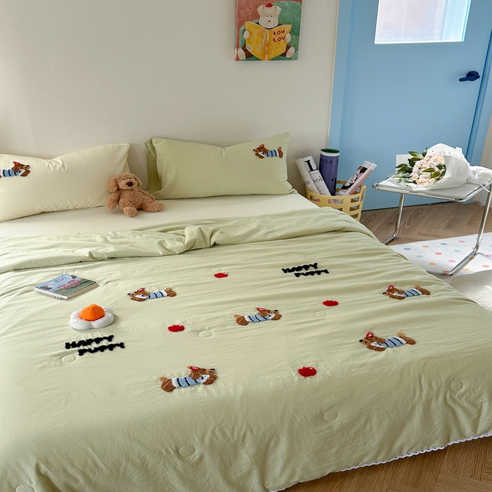 91家纺网 家纺一手货源 找家纺 Sweet dreams甜梦 2025新款亲肤水洗棉毛巾刺绣夏被空调被夏凉被四件套 黄绿小狗