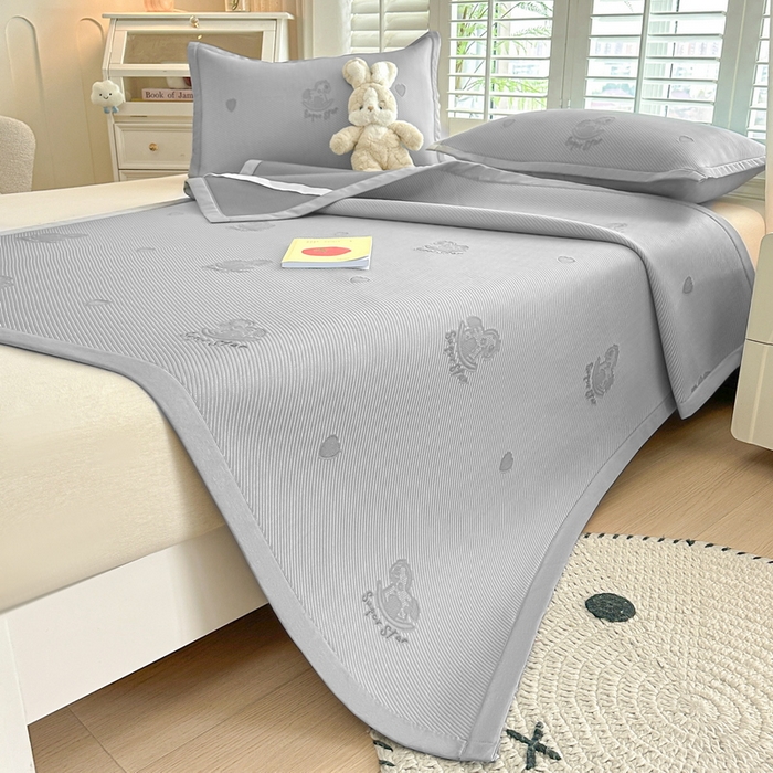 91家纺网 家纺一手货源 找家纺 畅畅家纺 2025新款A类PE提花软席凉感冰豆豆凉席三件套 旋转木马-灰