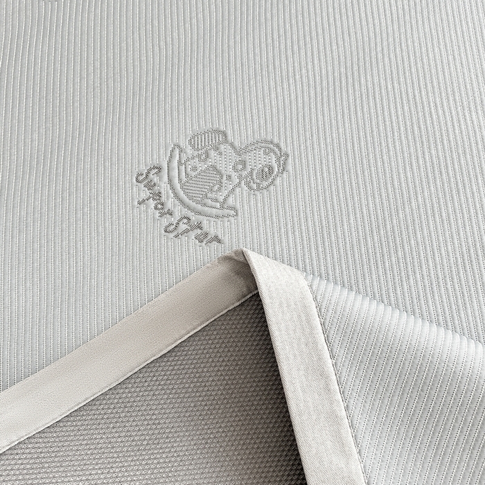 91家纺网 家纺一手货源 找家纺 畅畅家纺 2025新款A类PE提花软席凉感冰豆豆凉席三件套 旋转木马-灰