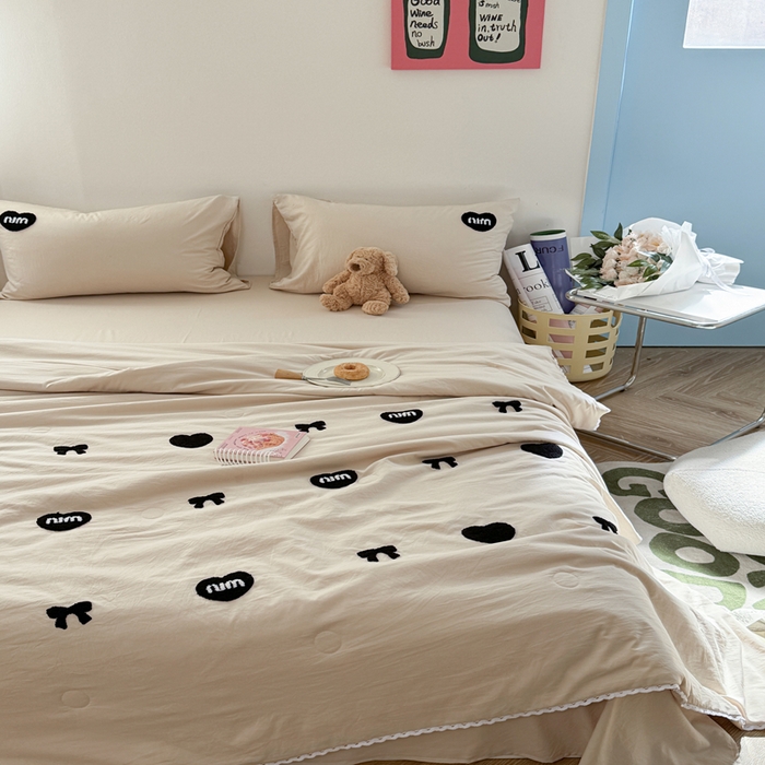 91家纺网 家纺一手货源 找家纺 Sweet dreams甜梦 2025新款亲肤水洗棉毛巾刺绣夏被空调被夏凉被四件套 咖MIU