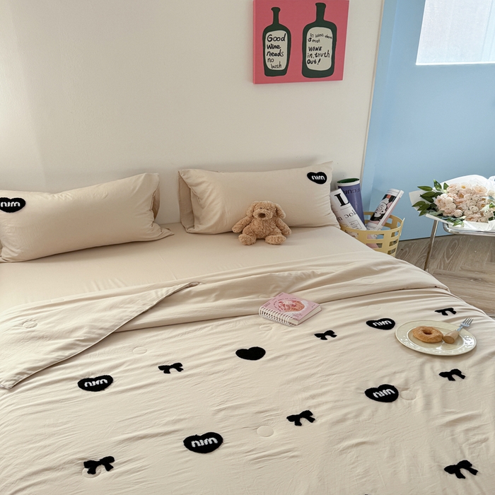 91家纺网 家纺一手货源 找家纺 Sweet dreams甜梦 2025新款亲肤水洗棉毛巾刺绣夏被空调被夏凉被四件套 咖MIU