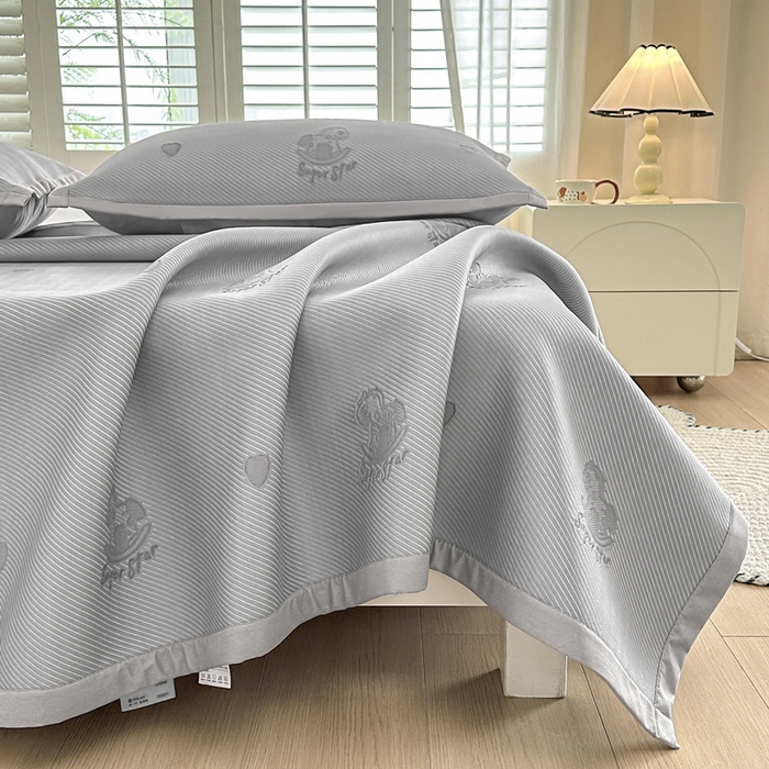 91家纺网 家纺一手货源 找家纺 畅畅家纺 2025新款A类PE提花软席凉感冰豆豆凉席三件套 旋转木马-灰