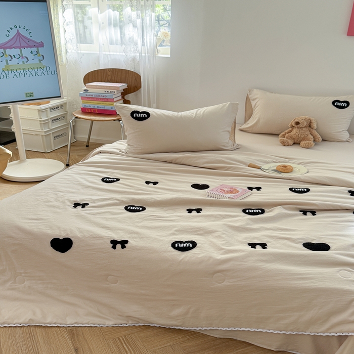 91家纺网 家纺一手货源 找家纺 Sweet dreams甜梦 2025新款亲肤水洗棉毛巾刺绣夏被空调被夏凉被四件套 咖MIU