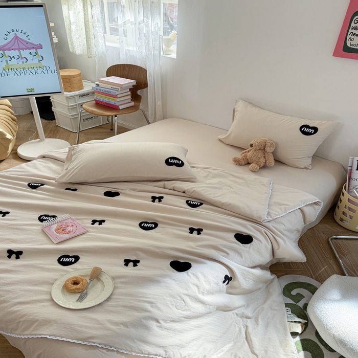 91家纺网 家纺一手货源 找家纺 Sweet dreams甜梦 2025新款亲肤水洗棉毛巾刺绣夏被空调被夏凉被四件套 咖MIU