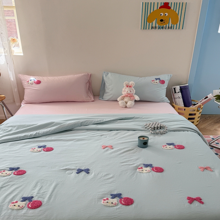91家纺网 家纺一手货源 找家纺 Sweet dreams甜梦 2025新款亲肤水洗棉毛巾刺绣夏被空调被夏凉被四件套 蓝粉小猫