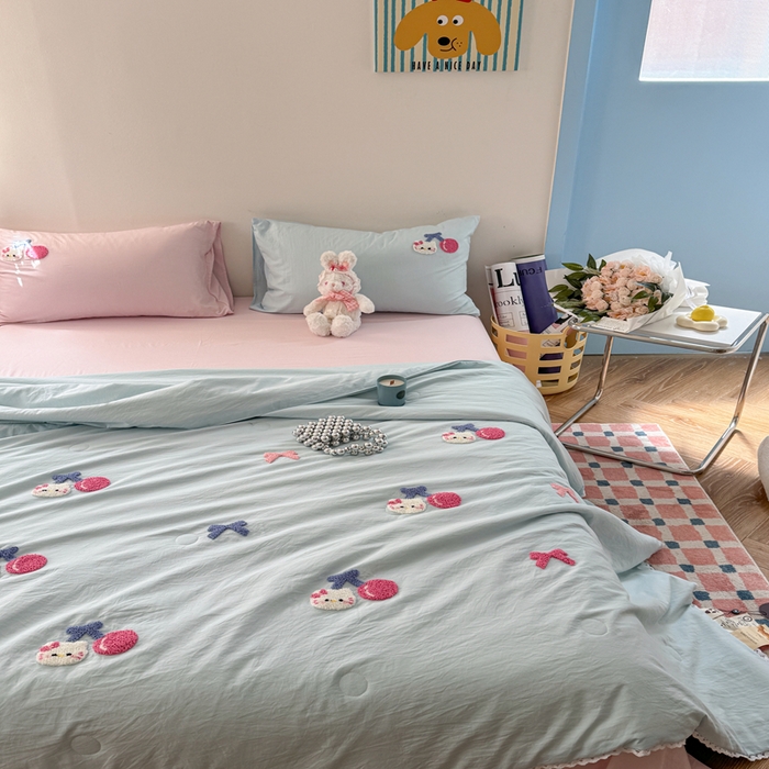 91家纺网 家纺一手货源 找家纺 Sweet dreams甜梦 2025新款亲肤水洗棉毛巾刺绣夏被空调被夏凉被四件套 蓝粉小猫
