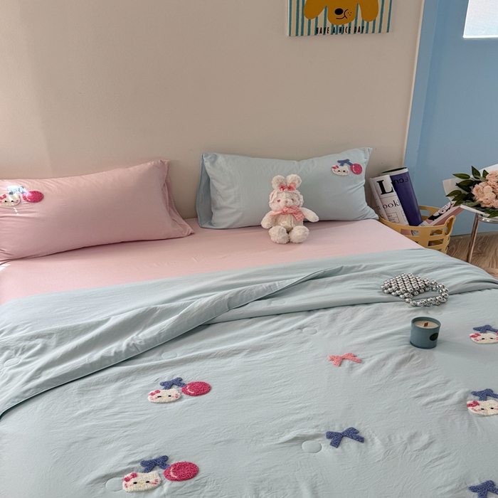 91家纺网 家纺一手货源 找家纺 Sweet dreams甜梦 2025新款亲肤水洗棉毛巾刺绣夏被空调被夏凉被四件套 蓝粉小猫