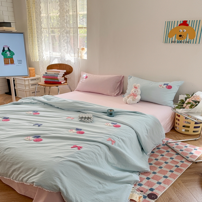 91家纺网 家纺一手货源 找家纺 Sweet dreams甜梦 2025新款亲肤水洗棉毛巾刺绣夏被空调被夏凉被四件套 蓝粉小猫