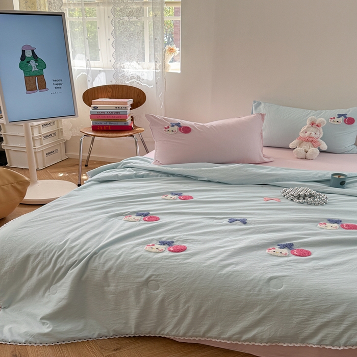 91家纺网 家纺一手货源 找家纺 Sweet dreams甜梦 2025新款亲肤水洗棉毛巾刺绣夏被空调被夏凉被四件套 蓝粉小猫