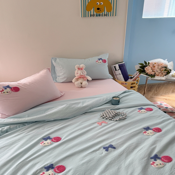 91家纺网 家纺一手货源 找家纺 Sweet dreams甜梦 2025新款亲肤水洗棉毛巾刺绣夏被空调被夏凉被四件套 蓝粉小猫
