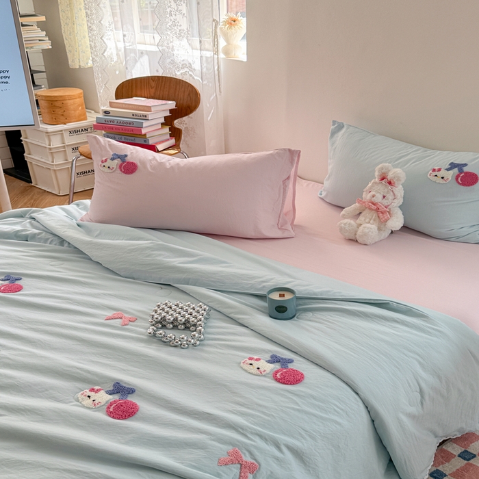 91家纺网 家纺一手货源 找家纺 Sweet dreams甜梦 2025新款亲肤水洗棉毛巾刺绣夏被空调被夏凉被四件套 蓝粉小猫