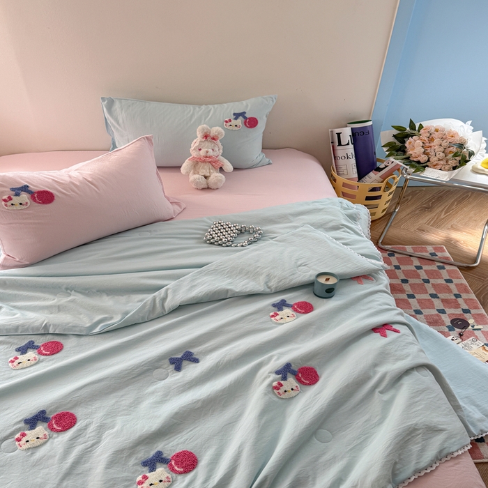 91家纺网 家纺一手货源 找家纺 Sweet dreams甜梦 2025新款亲肤水洗棉毛巾刺绣夏被空调被夏凉被四件套 蓝粉小猫