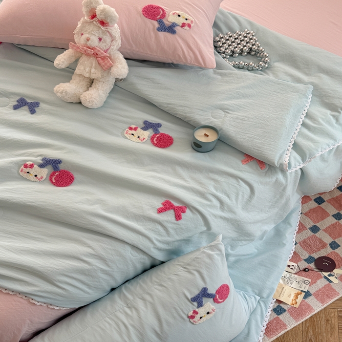 91家纺网 家纺一手货源 找家纺 Sweet dreams甜梦 2025新款亲肤水洗棉毛巾刺绣夏被空调被夏凉被四件套 蓝粉小猫