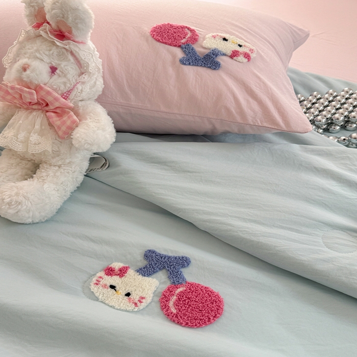 91家纺网 家纺一手货源 找家纺 Sweet dreams甜梦 2025新款亲肤水洗棉毛巾刺绣夏被空调被夏凉被四件套 蓝粉小猫