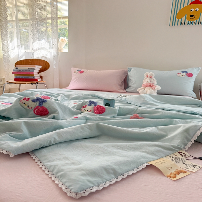 91家纺网 家纺一手货源 找家纺 Sweet dreams甜梦 2025新款亲肤水洗棉毛巾刺绣夏被空调被夏凉被四件套 蓝粉小猫