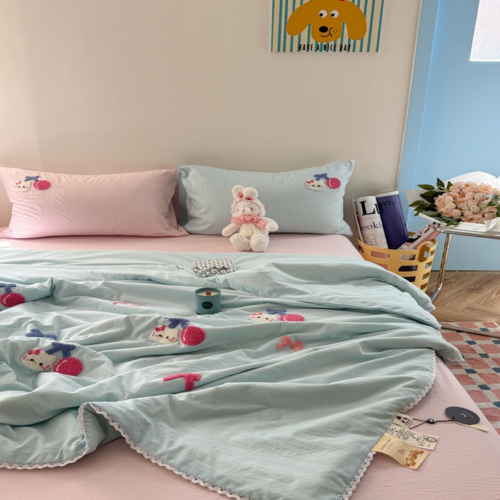 91家纺网 家纺一手货源 找家纺 Sweet dreams甜梦 2025新款亲肤水洗棉毛巾刺绣夏被空调被夏凉被四件套 蓝粉小猫