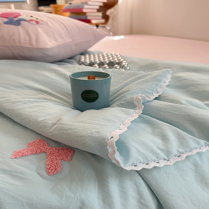 91家纺网 家纺一手货源 找家纺 Sweet dreams甜梦 2025新款亲肤水洗棉毛巾刺绣夏被空调被夏凉被四件套 蓝粉小猫