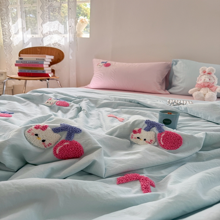91家纺网 家纺一手货源 找家纺 Sweet dreams甜梦 2025新款亲肤水洗棉毛巾刺绣夏被空调被夏凉被四件套 蓝粉小猫