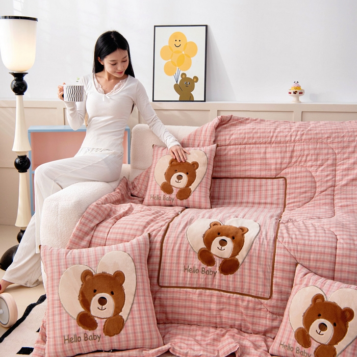 91家纺网 家纺一手货源 找家纺 （总）阳光依佰抱枕被 2025新款全棉色织爱心熊抱抌被(控价小号券后不低于59元，大号不低于89元)