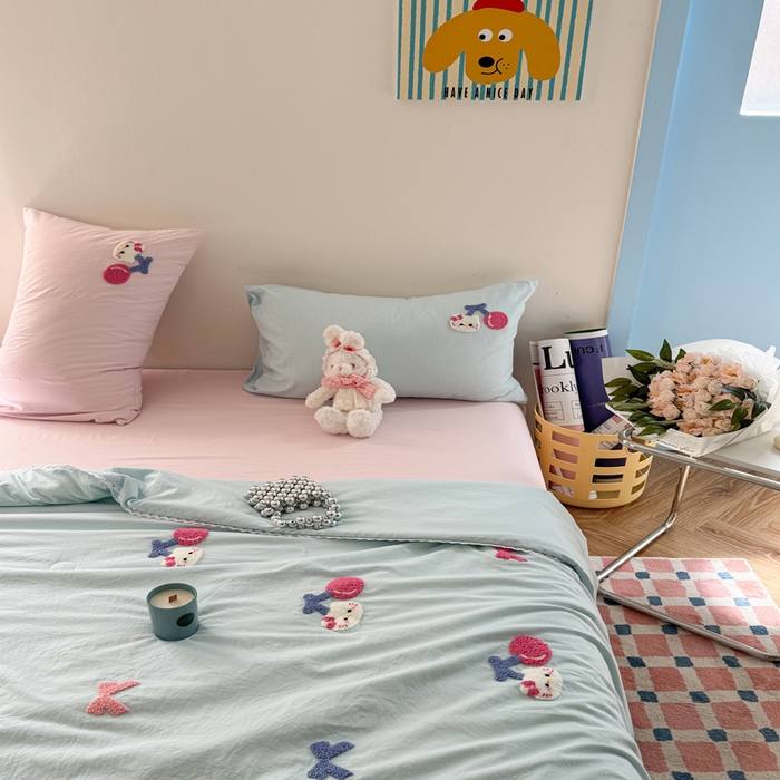 91家纺网 家纺一手货源 找家纺 Sweet dreams甜梦 2025新款亲肤水洗棉毛巾刺绣夏被空调被夏凉被四件套 蓝粉小猫