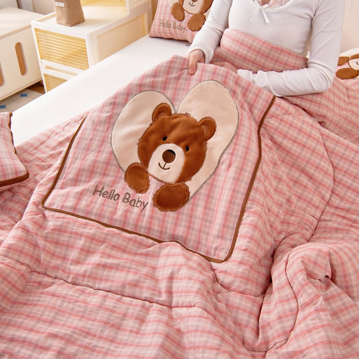 91家纺网 家纺一手货源 找家纺 （总）阳光依佰抱枕被 2025新款全棉色织爱心熊抱抌被(控价小号券后不低于59元，大号不低于89元)