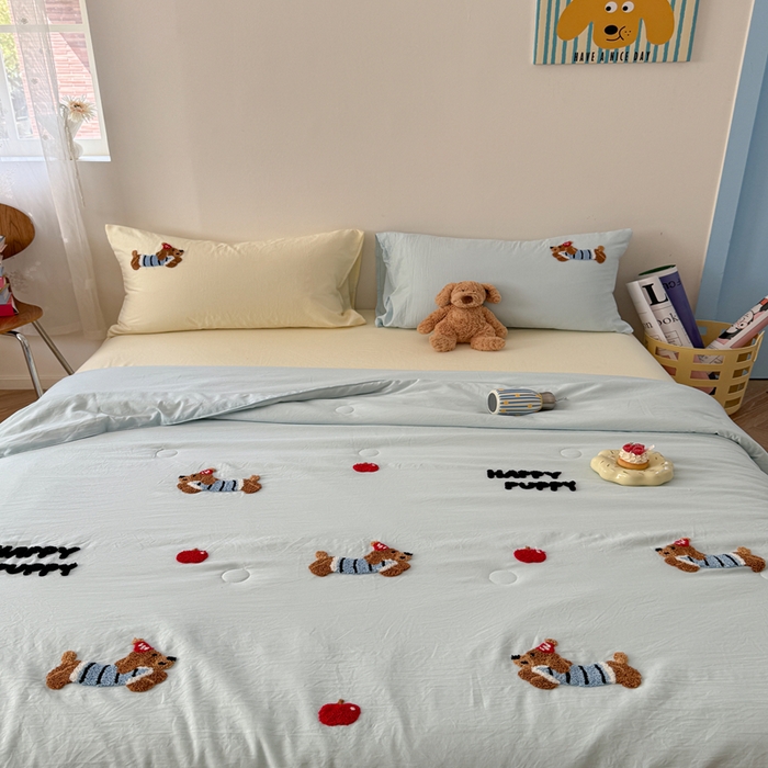 91家纺网 家纺一手货源 找家纺 Sweet dreams甜梦 2025新款亲肤水洗棉毛巾刺绣夏被空调被夏凉被四件套 蓝光小狗