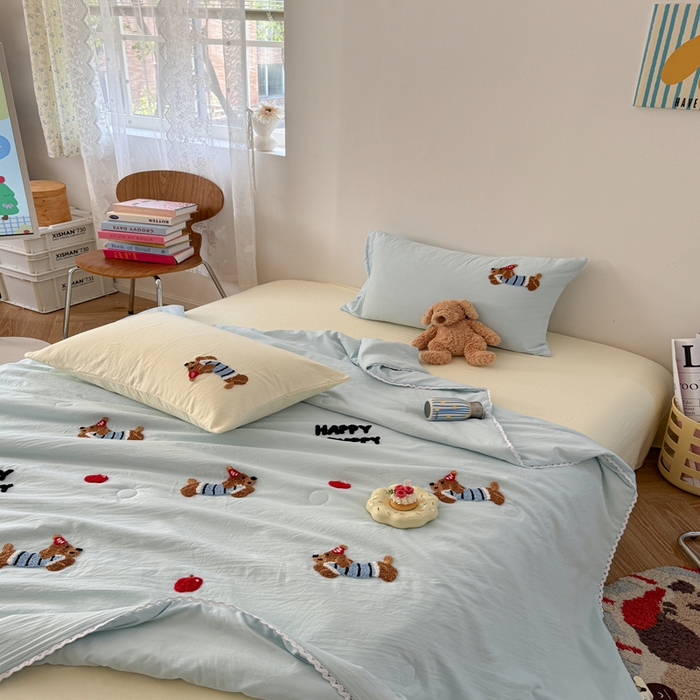 91家纺网 家纺一手货源 找家纺 Sweet dreams甜梦 2025新款亲肤水洗棉毛巾刺绣夏被空调被夏凉被四件套 蓝光小狗