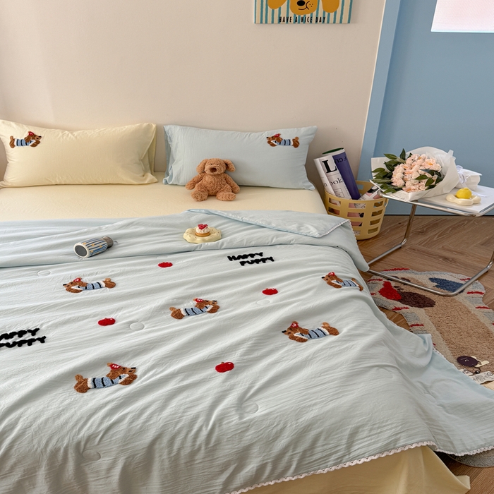 91家纺网 家纺一手货源 找家纺 Sweet dreams甜梦 2025新款亲肤水洗棉毛巾刺绣夏被空调被夏凉被四件套 蓝光小狗