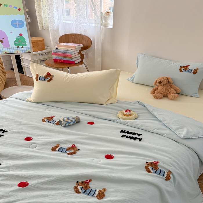 91家纺网 家纺一手货源 找家纺 Sweet dreams甜梦 2025新款亲肤水洗棉毛巾刺绣夏被空调被夏凉被四件套 蓝光小狗